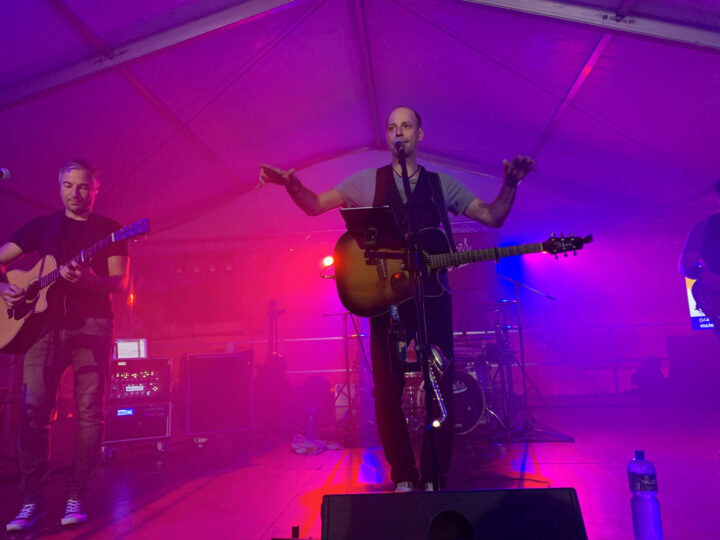 Musiker mit Gitarre auf der Bühne der PIAZZA Dietlikon 2021